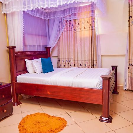 Twin Towers Hotel Kampala Exterior foto