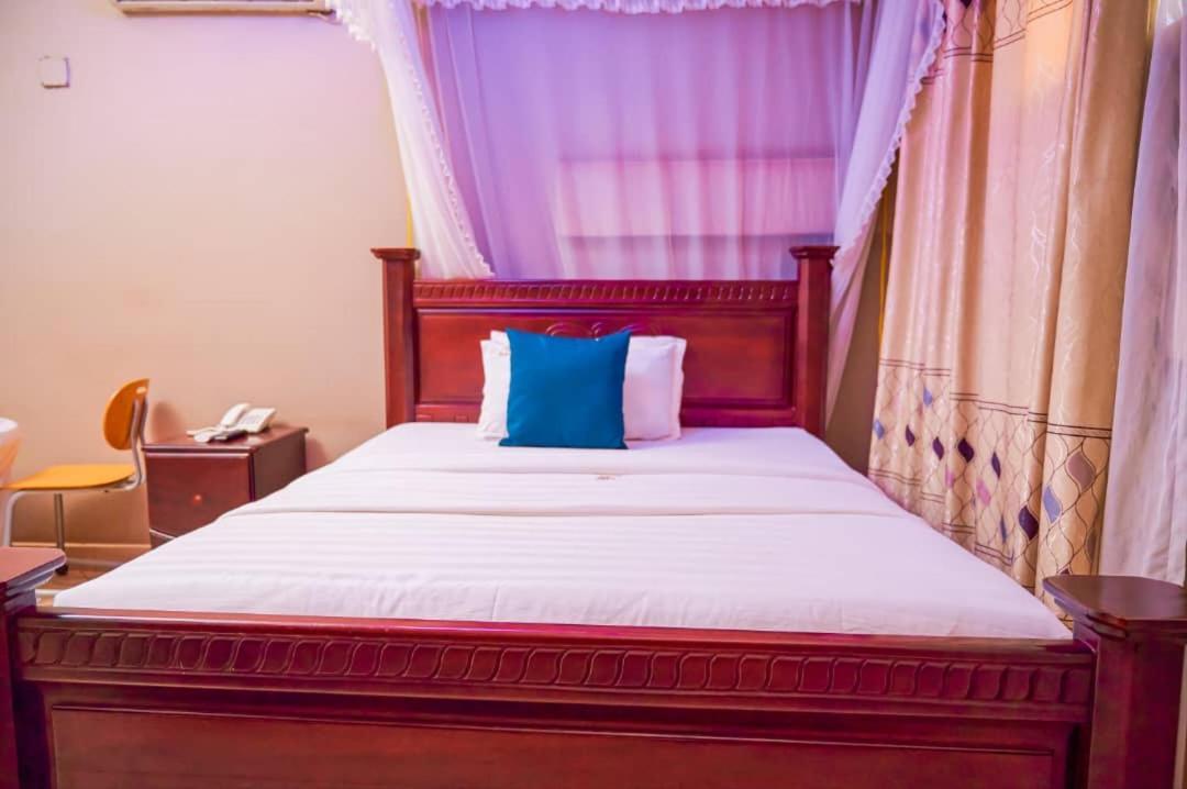 Twin Towers Hotel Kampala Exterior foto